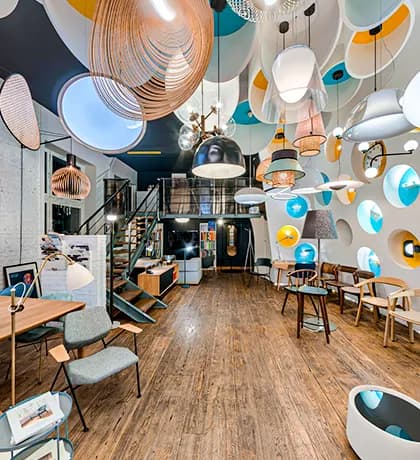 Wnętrze showroomu Pivoni — widok główny